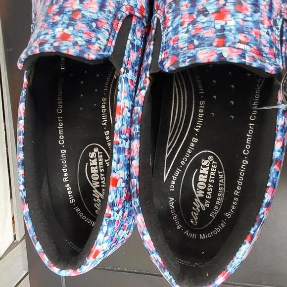 Easy Works by Easy Street Women's Leeza Slip Resistant Clog | 11M - Picture 3 of 9